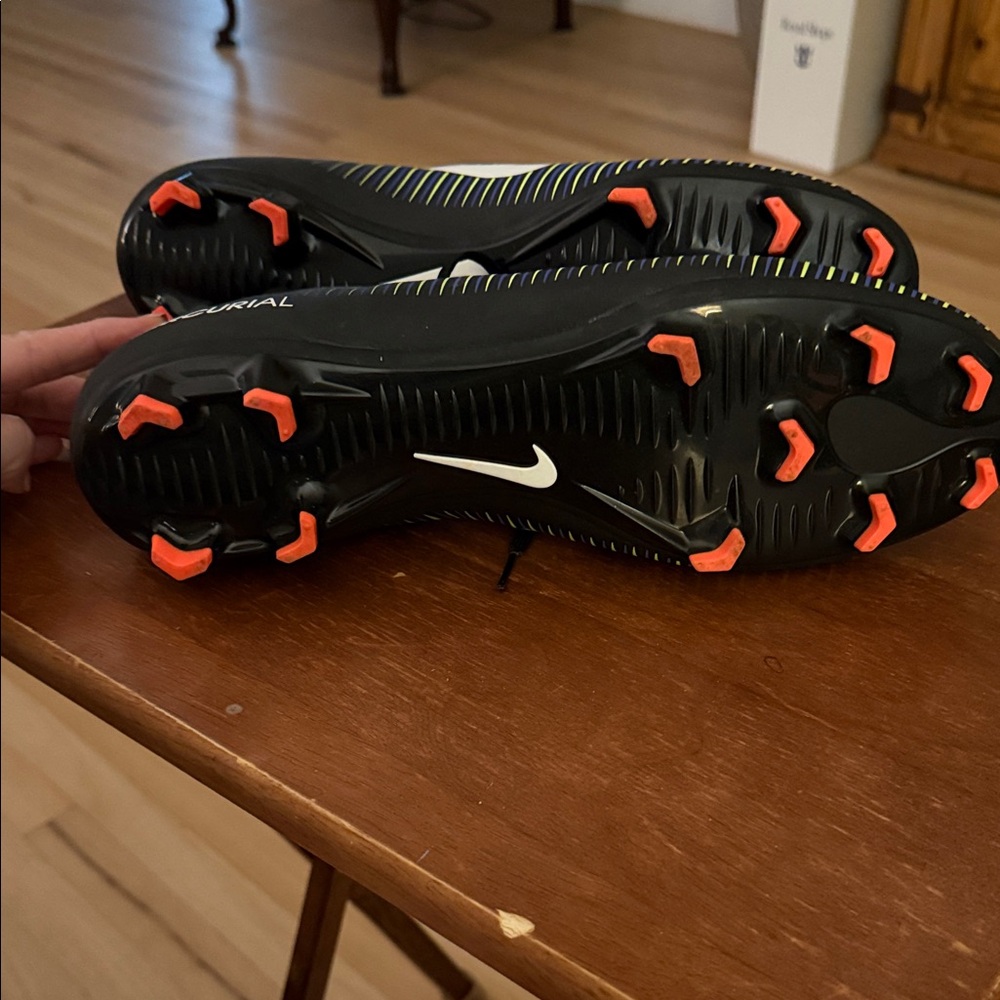 Nike Men's Black and Blue Soccer Shoes - Picture 6 of 7